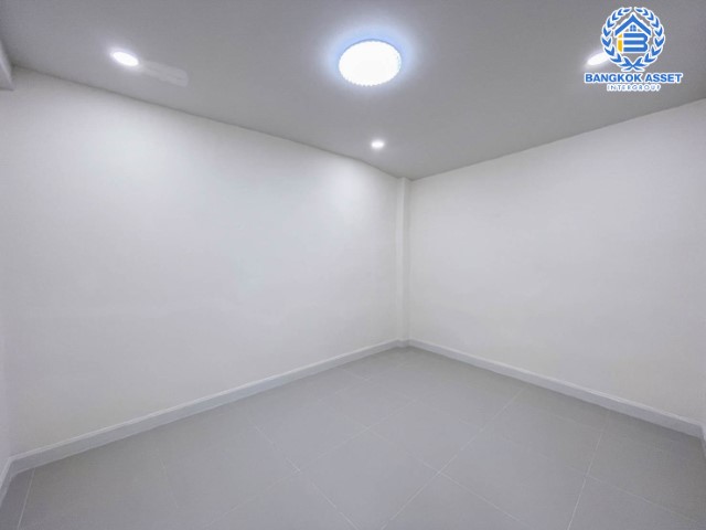 *****ทาวน์เฮ้าส์มือสองย่านนนทบุรี ม.ทรายทองนิเวศน์ ติวานนท์ บนเนื้อที่ 24 ตร.ว. ฟังก์ชัน 3 ห้องนอน 2 ห้องน้ำ 2 ที่จอดรถ บ้านรีโนเวทสไตล์มินิมอล พร้อมเข้าอยู่ ใกล้ห้าแยกปากเกร็ด, เซ็นทรัลแจ้งวัฒนะ, เซ็นทรัลรัตนาธิเบศร์ และรถไฟฟ้าสายสีชมพู "สถานีสามัคคี"...